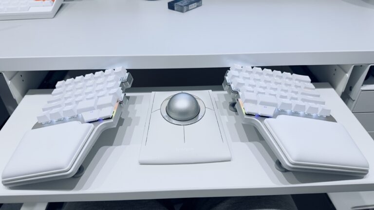 Kensington SlimBlade Pro を分割キーボードの間に置いたデスク環境