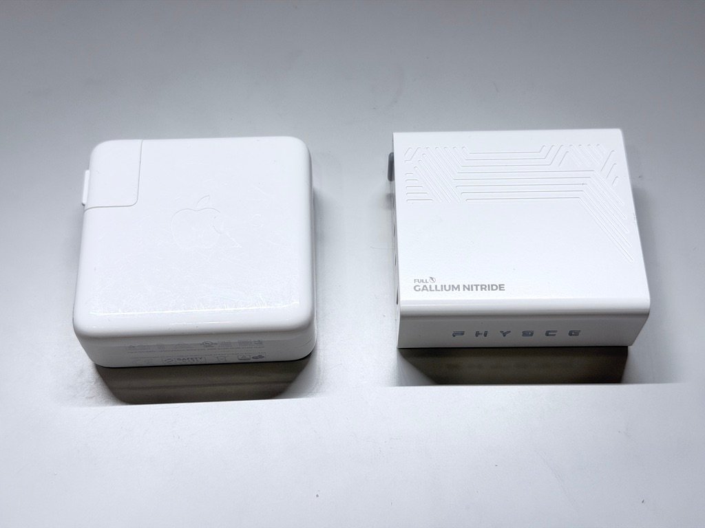 PHYSCE C1100USとApple純正充電器のサイズ比較