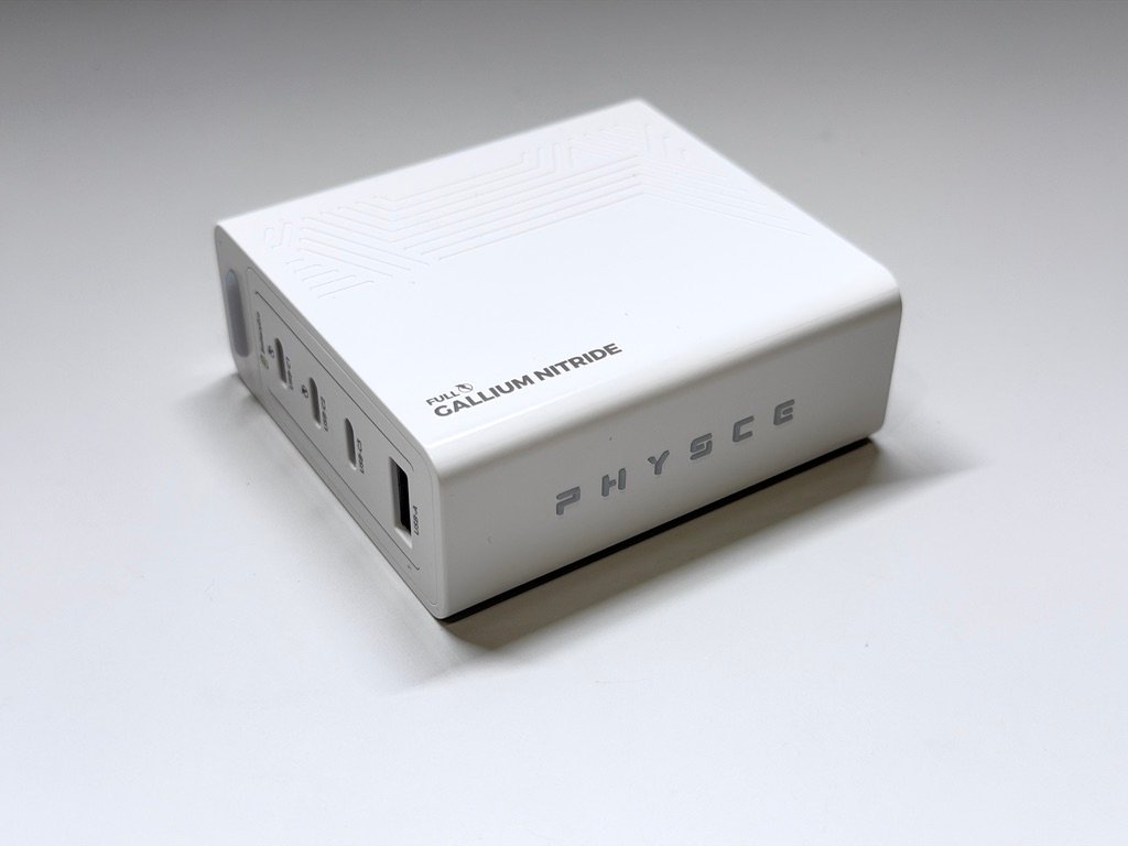PHYSCE C1100US本体の正面と4つのポート