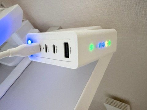 PHYSCE C1100USで複数の機器を充電する様子